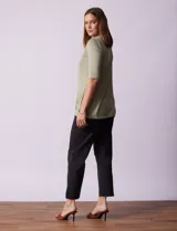 Remera verde con escote redondo y mangas tres cuartos. Presenta bordados en el escote.