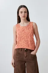 Musculosa color durazno con estampado paisley en relieve.