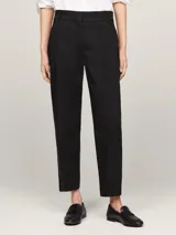 Pantalón chino negro de corte slim y pierna recta, con raya marcada en la parte delantera y trasera, cierre oculto de cremallera, dos bolsillos laterales y dos bolsillos traseros de ojal.