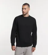 Buzo deportivo negro de poliéster y viscosa, de manga larga y cuello redondo, con etiqueta aplicada.