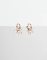 Aros dorados tipo argolla con dije de flor colgante con pétalos transparentes color rosa pálido.