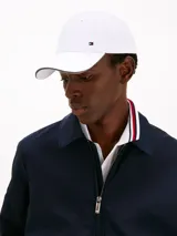 Gorra de béisbol blanca con visera curva y detalle de borde gris.