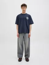 Remera azul marino de manga corta y cuello redondo con estampado en la espalda que incluye texto y diseño abstracto.