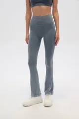 Calza gris de corte ajustado y tiro alto, con textura acanalada y terminación acampanada.