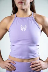 Conjunto deportivo lila compuesto por musculosa con cuello halter y logo estampado en el pecho, y short ajustado con logo estampado en la pierna.