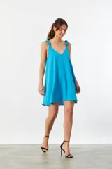 Vestido corto de tirantes finos color turquesa, con escote en V y corte holgado.