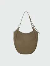 Bolso bandolera de cuero color tostado, con correa ajustable y cierre superior.