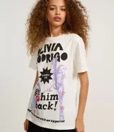 Remera blanca de algodón con cuello redondo y mangas cortas. Estampado frontal con el nombre "Olivia Rodrigo" y una imagen de la cantante.
