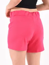 Short deportivo fucsia con cintura elástica ajustable con cordón.