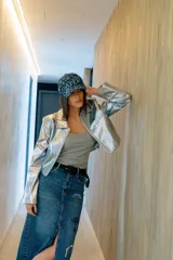 Gorra de béisbol con estampado de leopardo en tonos grises.