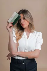 Billetera mediana de símil cuero con diseño a rayas horizontales en blanco, gris y negro. Tiene cierre alrededor y tapa frontal con compartimento interior con 8 tarjeteros y lugar para billetes.