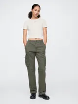 Remera de mujer color crema, de corte ajustado, con cuello redondo y logo de la marca bordado en el pecho.