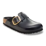 Zueco Birkenstock Boston de cuero negro con hebilla dorada ajustable.