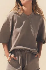 Sudadera gris oscuro con cuello en V y mangas 3/4. Tejido con efecto lavado y rib a tono.