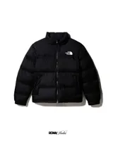 Campera puffer negra con cierre frontal, cuello alto y logo de The North Face bordado en blanco en el pecho.