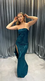 Vestido largo de fiesta color verde esmeralda con lentejuelas, strapless, con tajo alto en la pierna.