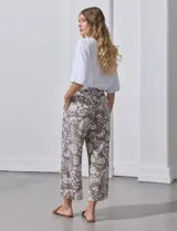 Pantalón crop de lino color beige, marca Dash, con pretina trasera elastizada y bolsillos delanteros.