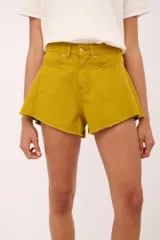 Short de jean de tiro alto, color negro lavado, con corte ancho y dobladillo deshilachado.