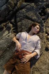 Faja ancha de cuero con hebilla metálica y detalle de bolsillo.