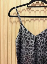 Top de tirantes finos con estampado animal print metalizado dorado y negro, de corte clásico.