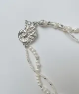 Collar de perlas de río con cierre de plata 950 en forma de nautilo.