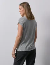 Remera de mangas cortas con cuello en V y estampado a rayas horizontales blancas y negras.