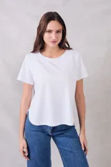 Remera de algodón peinado de calce distendido, con detalles en los laterales.