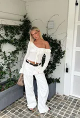 Pantalón de jean blanco de corte recto y tiro medio.