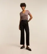 Blusa verde de viscosa con escote en V y mangas cortas.