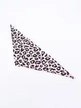 Pañuelo bandana de tela color rosa con estampado animal print de leopardo en negro y gris.