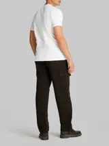 Remera blanca de manga corta con cuello redondo y logo de Calvin Klein Jeans estampado en el pecho.