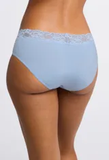 Panty corte hipster de lycra blanca con estampado floral y borde de encaje.