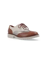 Zapato Oxford color bronce con detalles de perforaciones y suela blanca de goma.