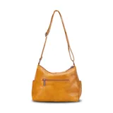 Bandolera color marrón claro, con dos bolsillos frontales paralelos con cierre, apertura superior con doble cierre y divisiones independientes, bolsillos internos y bolsillo trasero con cierre. Incluye correa larga regulable.