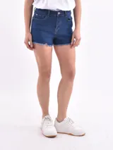 Short de jean azul oscuro con cintura alta y ruedo desflecado.