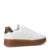 Zapatillas deportivas blancas con cordones, detalle de animal print en el talón y suela gruesa color caramelo.