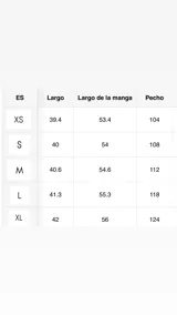 Cárdigan corto gris de punto con capucha, cierre frontal con cremallera y mangas largas.