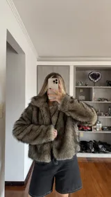 Campera de pelaje sintético bicolor, con diseño abrigado y corte corto.