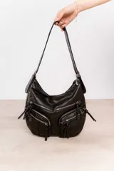 Bolso hobo negro de cuero sintético con textura arrugada. Tiene correa de hombro, cierre superior y múltiples bolsillos frontales con cierre.