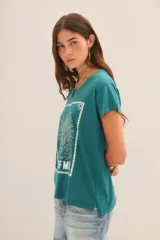 Remera negra de algodón y modal con estampa de un girasol y la frase "Peace of Mind".