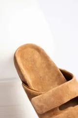 Sandalias de cuero color marrón claro con dos tiras anchas horizontales sobre el empeine.