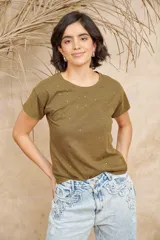 Remera color verde militar de algodón con cuello redondo y mangas cortas. Presenta pequeños apliques dorados en el frente.