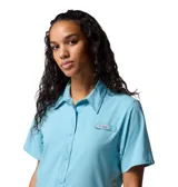 Camisa de manga corta color celeste con tecnología Omni-Wick y Omni-Shade UPF 40.