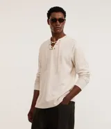 Bata masculina de algodón y poliéster texturizado, corte comfort, con cuello en V, lazo y mangas largas.