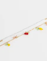Collar corto multicadena dorado con perlas y dijes de frutas con cuentas de colores.