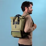 Mochila Cabaia modelo Explorer Grenoble, color verde oliva con detalles en negro. Cuenta con tapa enrollable, apertura superior y lateral, revestimiento impermeable, cremalleras AquaGuard, espumas traseras, bolsillo exterior para botella de agua, rayas reflectantes, compartimento para ordenador de hasta 16 pulgadas, hebilla de bloqueo magnético Fidlock, correa para el pecho y sistema MOLLE para bolsas intercambiables. Fabricada en poliéster reciclado.