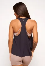 Musculosa sin mangas blanca, diseñada para ofrecer ligereza y frescura, con corte holgado y tejido de alta transpirabilidad.
