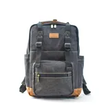 Mochila marrón de tela canvas con compartimento para notebook y accesorios de mate.