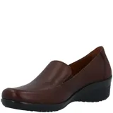 Zapato marrón de cuero liso, estilo mocasín, con elásticos laterales y plantilla con relieves para mayor circulación de aire.