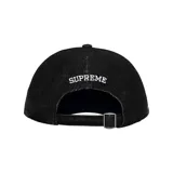 Gorra negra de denim con logo "S" bordado en blanco en el frente.